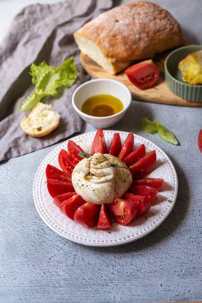 burrata peynir ve pembe domates, zeytinyağı soyunma ve balsamik, taze ciabatta ve zeytinyağı ile Caprese