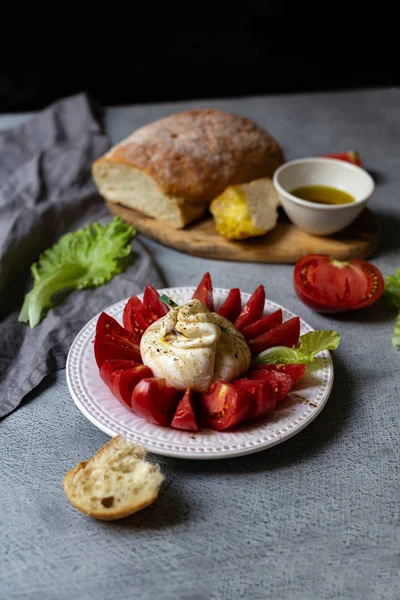 burrata peynir ve pembe domates, zeytinyağı soyunma ve balsamik, taze ciabatta ve zeytinyağı ile Caprese