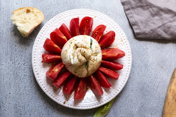 İtalyan tarzı meze: zeytin yağı, balsamik yağ ve taze ciabatta ile burrata peynir ve domates. plaka üst görünümü