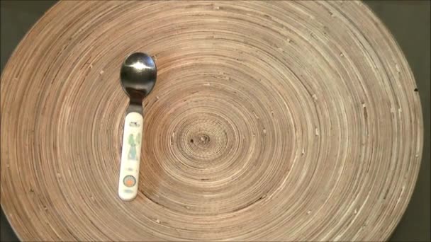 勺子放在盘子里 — 图库视频影像