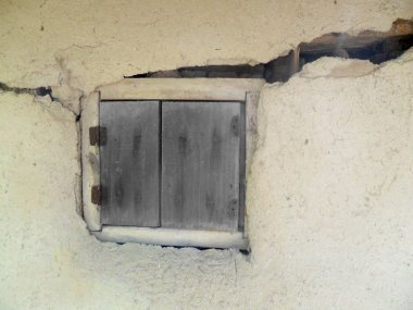 eski terk edilmiş kil ev