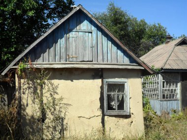 eski terk edilmiş kil ev