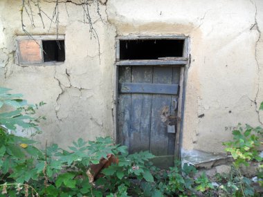 eski terk edilmiş kil ev