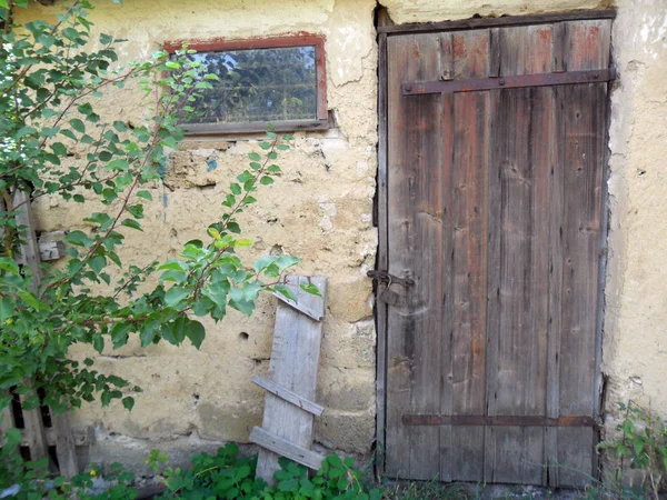 Altes Verlassenes Lehmhaus lizenzfreie Stockfotos