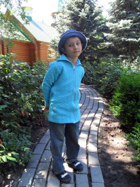 küçük çocuk içinde belgili tanımlık yarda poz