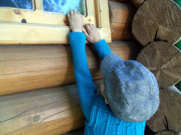 Μικρό Αγόρι Ποζάρει Κοντά Τοίχο — Φωτογραφία Αρχείου