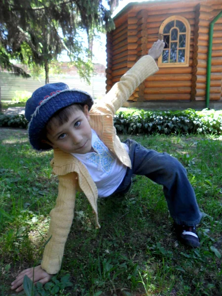 Μικρό Αγόρι Ποζάρει Στην Αυλή — Φωτογραφία Αρχείου