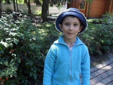 Çocuk içinde belgili tanımlık yarda poz