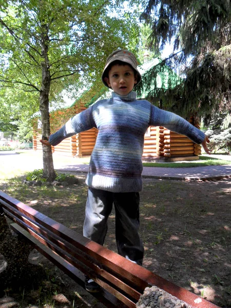 Çocuk içinde belgili tanımlık yarda poz