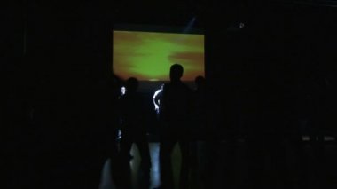 gece kulübü insanlar dans eden karanlık hall