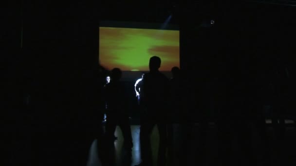 Nachtclub Mensen Dansen Donkere Zaal — Stockvideo