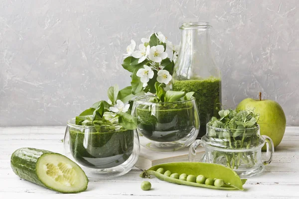 Close Homemade Green Smoothie Made Fresh Spinach Peas Cucumber Apple — Stok Foto