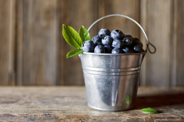 Close Little Bucket Fresh Blueberries Wooden Table — Stock Photo, Image