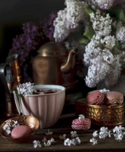 Närbild Foto Kaffekopp Med Lila Mandelbiskvier Och Vacker Vitblommande Trädgrenar — Stockfoto
