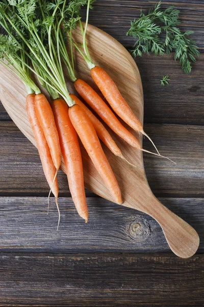 Närbild Färsk Morot Träskiva Ovanifrån Svart Bakgrund — Stockfoto