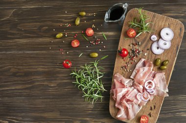 taze domates, soğan, jambon ve ahşap tahta üzerine biberiye yakın çekim fotoğraf