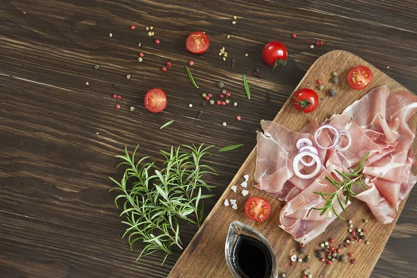 Foto Close Tomat Segar Bawang Rosemary Dengan Ham Dan Minyak — Stok Foto