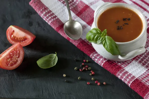 Foto Close Dari Tomat Segar Sup Dengan Daun Kemangi Hijau — Stok Foto