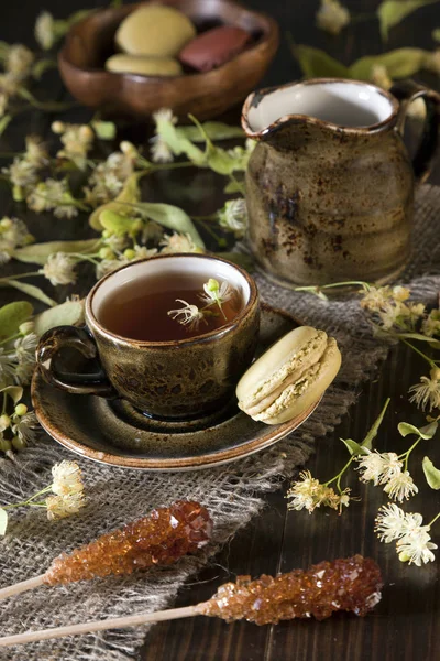 Närbild Foto Varmt Kopp Med Blommor Och Söta Macaroon Cookies — Stockfoto