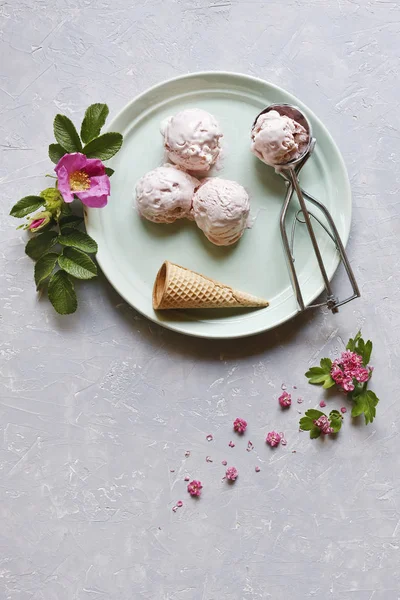 Крупным Планом Фото Свежего Холодного Мороженого Зеленой Тарелке Розовыми Цветами — стоковое фото