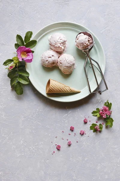 Närbild Frisk Och Kall Glass Grön Plåt Med Rosa Blommor — Stockfoto