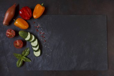 Siyah taş kesme tahtası üzerinde taze sebze yakın çekim fotoğraf. Karanlık concreted tablo arka plan üzerinde üstten görünüm