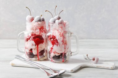 Dondurma cam bardağı Dondurulmuş vişne ile iki porsiyon. Açık renkli yakın çekim.