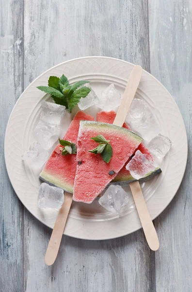 Frusen Vattenmelon Popsicles Hemmagjord Glass Med Mynta Vit Platta Ovanifrån — Stockfoto