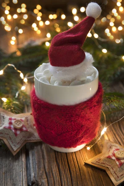 Nahaufnahme Von Tasse Mit Eibisch Und Schöne Dekoration Mit Weihnachtsbeleuchtung — Stockfoto