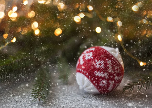 güzel dekorasyon kar masada Noel ışıkları ile yakın çekim fotoğraf