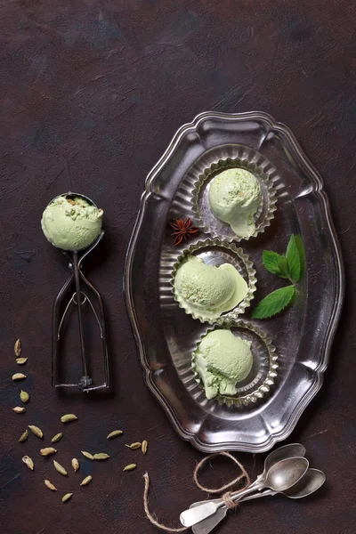 Krim Buah Dengan Kapulaga Dan Mint Atas Nampan Logam Tampilan — Stok Foto