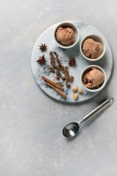 Tre Portioner Chokladglass Dekorerad Med Choklad Vita Skålar Runda Sten — Stockfoto