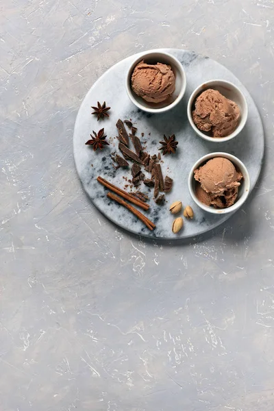 Tiga Porsi Krim Coklat Dihiasi Dengan Coklat Dalam Mangkuk Putih — Stok Foto