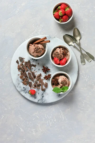 Tiga Porsi Krim Coklat Dengan Coklat Dan Mint Papan Batu — Stok Foto