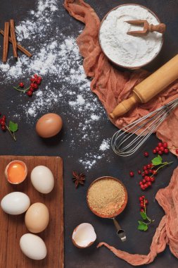 Un, yumurta, baharatlar ve karanlık taş tablo taze çilek