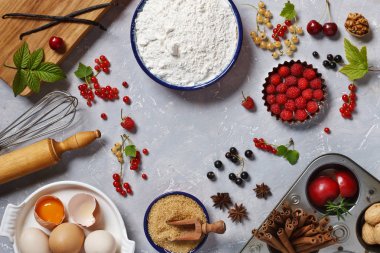 Un, yumurta, baharatlar ve beyaz taş tablo taze çilek