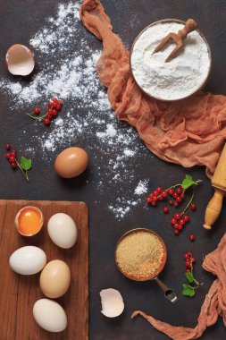 Un, yumurta, baharatlar ve karanlık taş tablo taze çilek