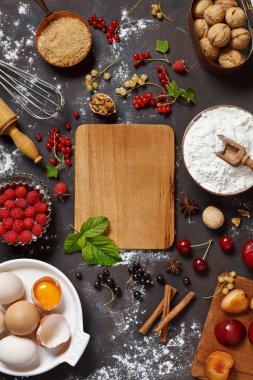 Un, yumurta, baharatlar, taze meyveler ve karanlık taş masa ahşap tahta