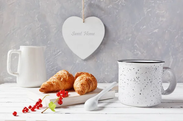 Croissants Frais Tasse Thé Groseilles Rouges Sur Fond Blanc — Photo