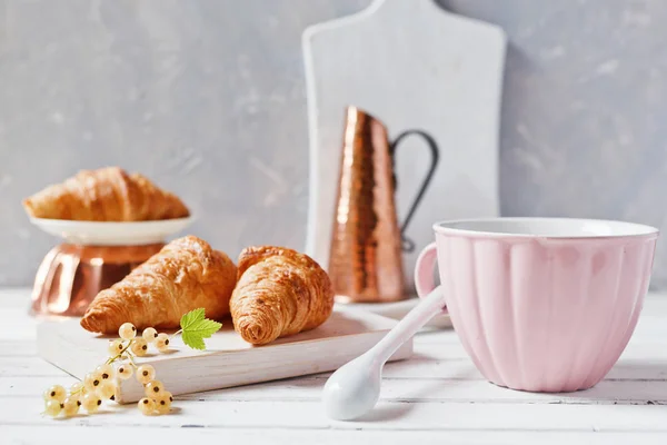 Frische Croissants Eine Tasse Tee Und Weiße Johannisbeeren Auf Weißem — Stockfoto