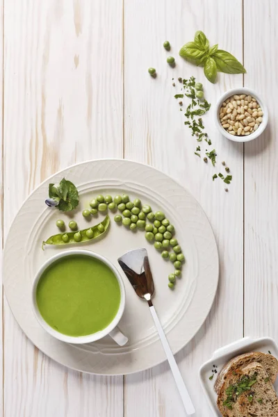 Ev yapımı taze yeşil bezelye krem çorba baharatlar, çam fıstığı ve tost ile