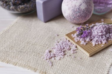 Lavanta çiçekleri, Lavanta Sabun, aromatik deniz tuzu ahşap arka plan üzerinde