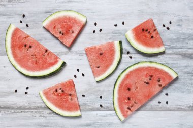 Karpuz dilimleri en iyi görünümü gri ahşap zemin üzerine