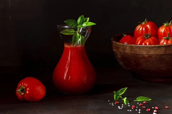 Tomat Matang Segar Mangkuk Kayu Vintage Dan Jus Tomat Kendi — Stok Foto