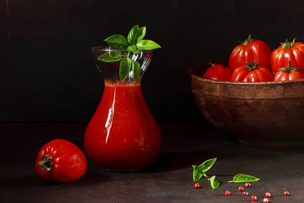 Tomat Matang Segar Mangkuk Kayu Vintage Dan Jus Tomat Kendi — Stok Foto