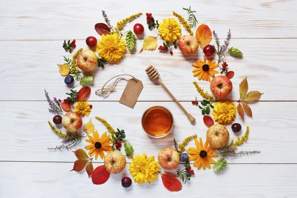Elma, çiçekler ve bal kopya alanı ile beyaz ahşap zemin üzerinde. Rosh Hashanah, Yahudi yeni yılı, Hasat Festivali, Lammas için kavram.