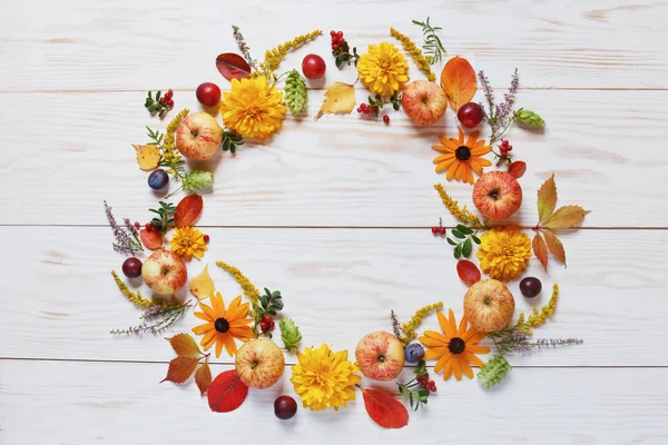 Mele Prugne Bacche Rosse Bellissimi Fiori Ghirlanda Sfondo Bianco Legno — Foto Stock