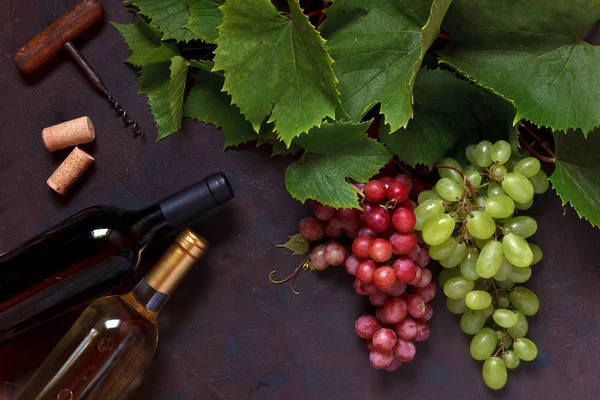 Red Green Grapes Leaves Corks Corkscrew Wine Bottles Dark Background — Stock Photo, Image
