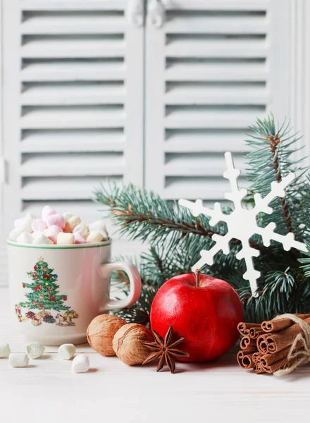 Weihnachts Und Winterkomposition Mit Tasse Heißgetränk Eibisch Tannenzweigen Apfel Walnüssen — Stockfoto