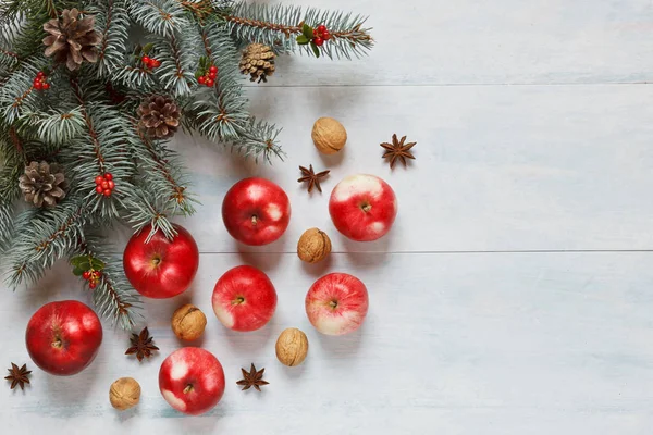 Kerst Samenstelling Met Rode Appels Walnoten Kaneel Kegels Lichte Blauwe — Stockfoto